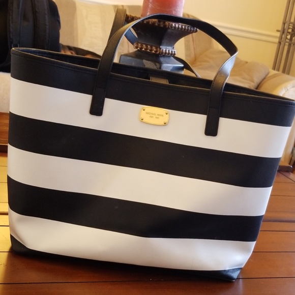 Michael Kors Handbags - MICHAEL KORS 🛫 JET SET TOTE